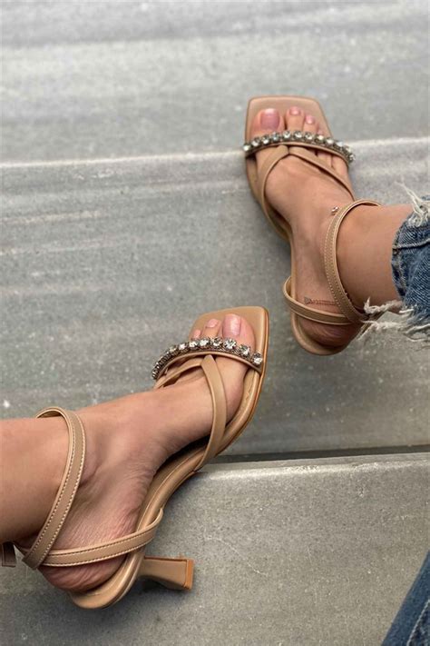 Lagertha Nude Taşlı Parmak Arası Topuklu Ayakkabı