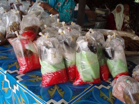 Beberapa hari di sana, anda boleh melawat pelbagai destinasi pelancongan popular seperti pantai cahaya bulan (pcb), air terjun jeram pasu, air terjun jeram linang dan air terjun. SIMBOLIKA: Makanan Popular Di Kelantan