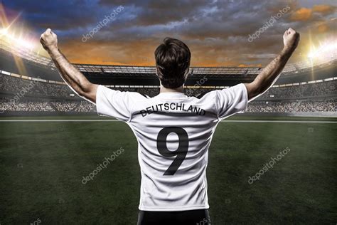 Alle aktuellen nachrichten zum thema deutsche fußballspieler sortiert nach datum. Deutscher fußballspieler - Stockfotografie: lizenzfreie ...