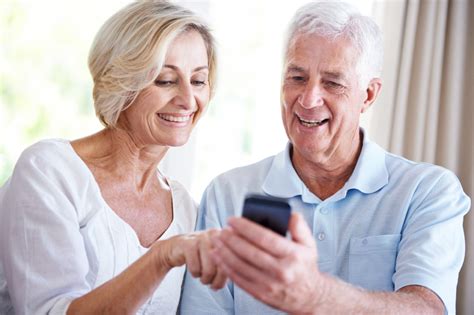 Como funcionam os apps de relacionamento para a terceira idade