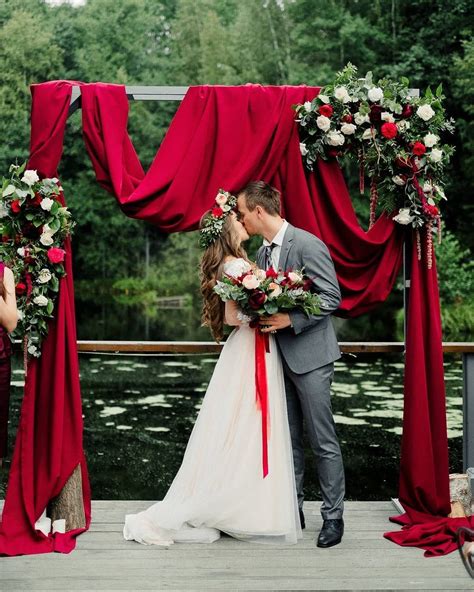 30 Chic Yet Festive Christmas Wedding Ideas In Classic Red