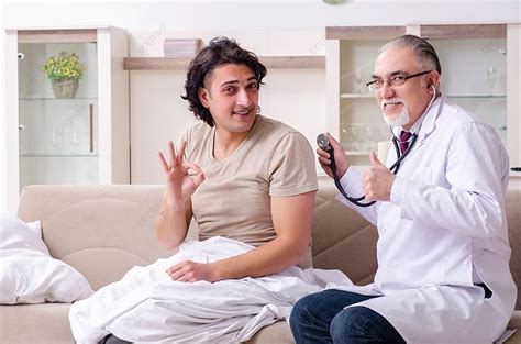 الطبيب العجوز يزور المريض الشاب المتجه الخلفية والصورة للتنزيل المجاني