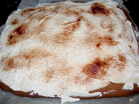Die rolle mit restlicher sahne und bananenscheiben dekorieren. Bananen - Sahne - Kuchen auf dem Blech