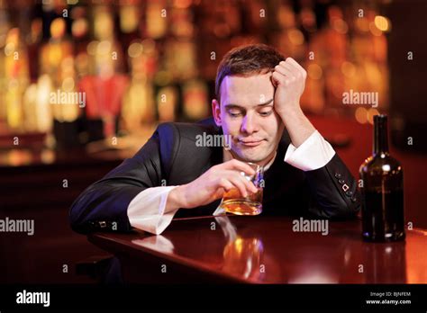 Junger Mann Betrunken Trinken Whisky In Der Bar Stockfotografie Alamy