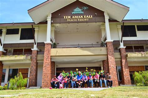 In the middle, there is a gigantic swimming pool with an adjacent children's pool. APAIZAH: Tok Aman Bali Beach Resort Kelantan