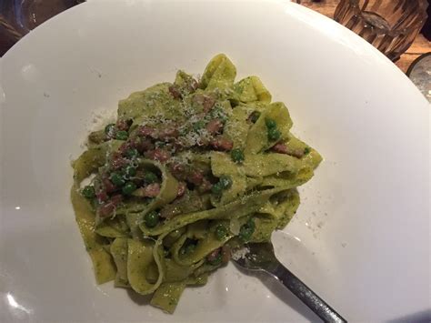 Pasta pesto met doperwtjes en spekjes