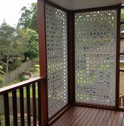 Few Stylish Wooden Screens To Decorate And Cover Open Space