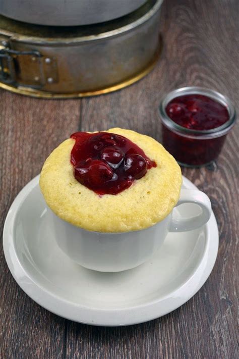 Den kuchen im auf 180°c vorgeheizten backofen (gas: Vanille Tassenkuchen mit Kirschgrütze | Rezept | Tassen ...