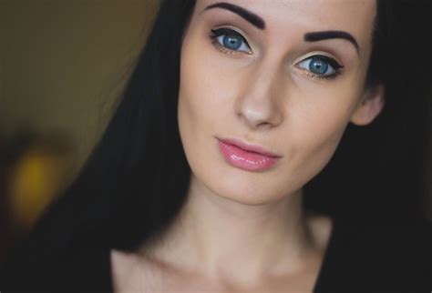 portrait belle femme brune aux yeux bleus photos gratuites fotomeliafotomelia