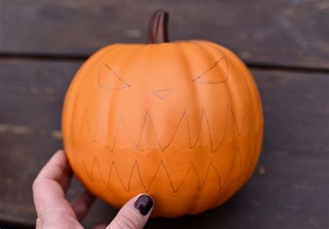 Nightmare before christmas themed bedroom… Nightmare Before Christmas Party Decorations Tutorial ...