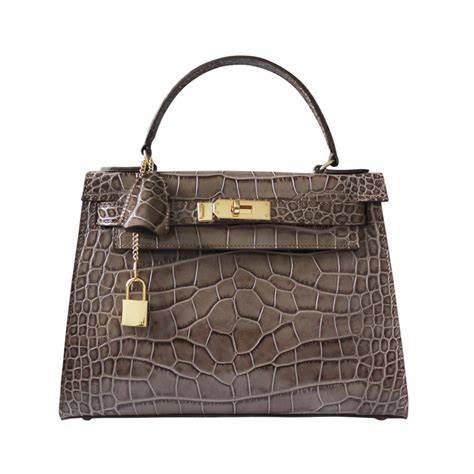 Dhgate are always here to offer designer italian bags with lowest price. A Luxury Italian Designer Leather Handbag For Every ...