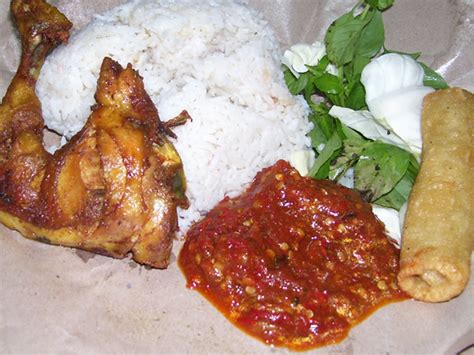 Nasi uduk secara harfiah berarti nasi campur dalam dialek betawi, terkait dengan istilah aduk indonesia (campuran). photo
