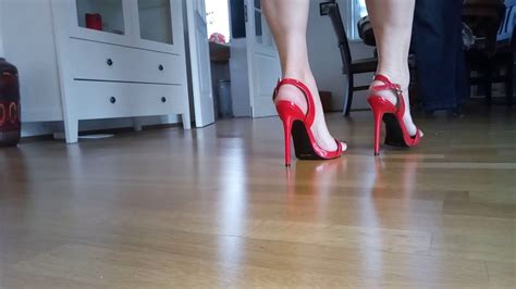Sie kommt am richtigen ort. Rote High Heels im Wohnzimmer 💋💋💋💋💋💋💋💋💋💋 - YouTube