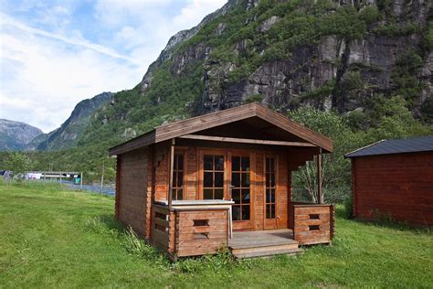 Hyggelige overnattingsteder er typisk for lysefjorden, fra den historiske landsbyen landa park til hotell i flørli og lysebotn via camping og hytter. Lysebotn Tourist Camping, Norway | m0rus ︎ | Flickr