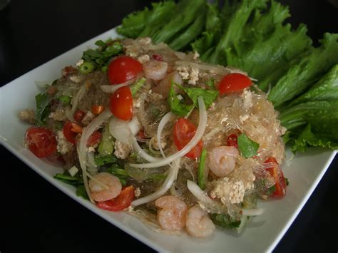 Pour in 1/4 cup sauce mixture to chicken. Thai Glass Noodles Salad with Ground Chicken and Shrimp (ยำวุ้นเส้น) - Healthy Thai Recipes