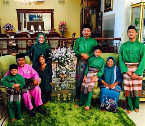 Hasil perkahwinan mereka dikurniakan empat orang cahaya mata, muhammad aiman, 18 , muhammad ammar, 14, serta pasangan kembar, muhammad ariel dan siti. Tak Mahu Berlakon Lagi, Ziana Zain Dedah Punca Sebenar ...