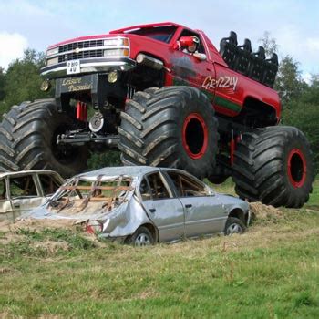 Big chief's car never looked better. USA Monster Truck Drives - Grizzly US-spec Driving Sessions