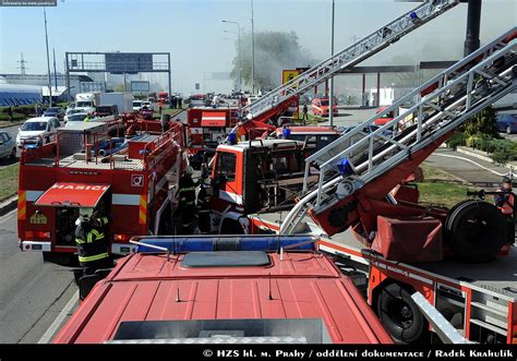 Kvůli většímu počtu zasahujících jednotek hasičů byl vyhlášen třetí stupeň požárního poplachu, uvedli pražští hasiči. 2.10.2015 P9, Chlumecká, požár garáží - SDH PRAHA SATALICE