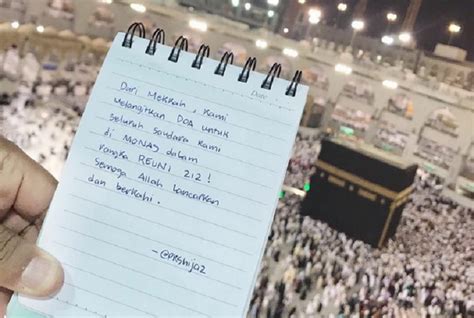 Ada sejumlah doa yang perlu dibaca oleh umat islam yang berkunjung ke makkah. Gambar Orang Berdoa Di Mekkah
