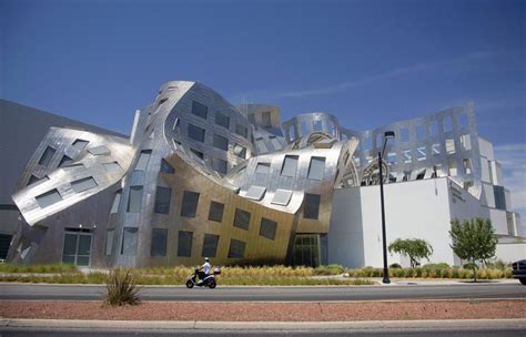 Les Plus Belles Oeuvres De Frank Gehry S Exposent A Paris Gehry