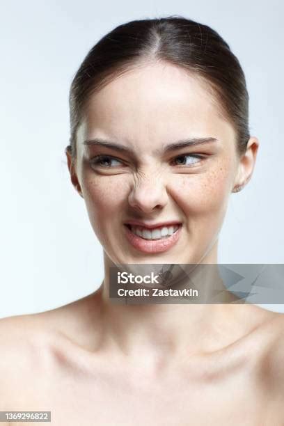 Headshot Potret Wajah Wanita Emosional Dengan Ekspresi Wajah Marah Foto