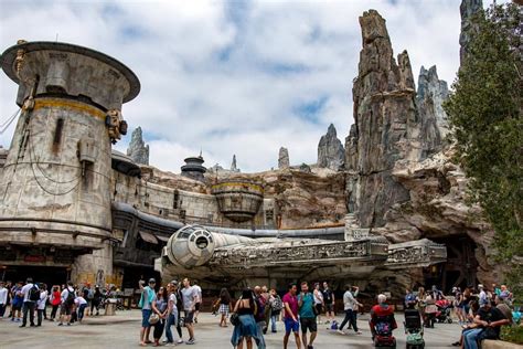 Star Wars Galaxys Edge Rides Attractions Shows Shops And Restaurants