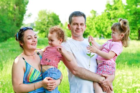 Familia Feliz Con Dos Hijas Al Aire Libre Foto De Archivo Imagen De