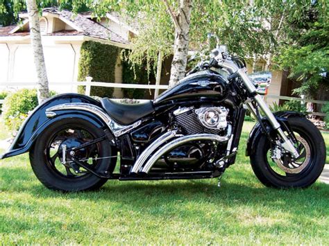 The c50t came with a touring package that included extra storage compartments in the form of saddlebags, a backrest for the passenger seat and a windscreen. 2005 Suzuki Boulevard C50T - Moto.ZombDrive.COM