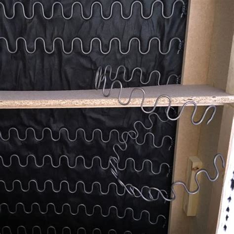 Sofas können mit der zeit abnutzen, was bewirkt, dass die polster ein durchgesessenes sofa reparieren. Bett reparieren (kaputt)