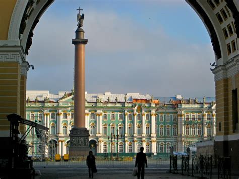 Александровская колонна на Дворцовой площади в Санкт Петербурге Сила тяжести архитектор