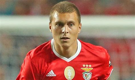 Victor lindelöf amazing defensive show 2020. Man United Transfer News: Jose Mourinho to rival Chelsea ...