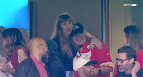 Taylor Swift Hugs Travis Kelces Mom Donna At Chiefs Game