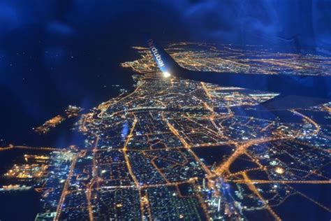 Cum Se Vede Orașul Dubai Din Avion Noaptea Prin Vacanta