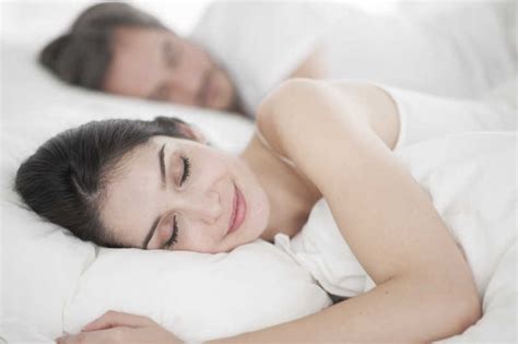 睡觉的夫妻图片 躺在床上睡觉的夫妻素材 高清图片 摄影照片 寻图免费打包下载