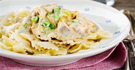 Krämig kycklingpasta med italienska smaker av vitlök, spenat och tomat. Pasta med italiensk kyckling - Recept | Arla
