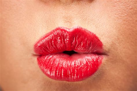 Женщины Послать Воздушный Поцелуй С Яркокрасная Помада — стоковые