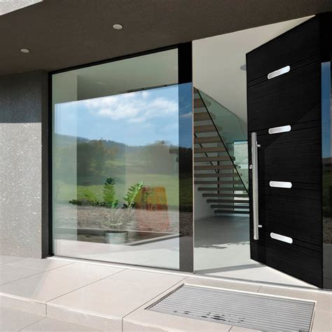 Las puertas que ofrecemos pueden añadir valor a su casa destacando su entrada o acentuando sus interiores. Puertas modernas de entrada en madera Modelo Granada