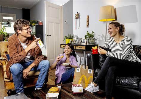 Mcdelivery is a mcdonald's service that delivers food to the customer's door. McDonald's sluit honderdste restaurant aan op McDelivery