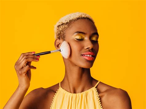 What Is Banana Powder Its A Huge 2020 Makeup Trend Popsugar Beauty Uk