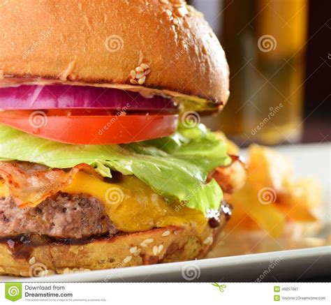 Reserve 1 tablespoon drippings in skillet. Hamburger Del Formaggio Con Un Bacon Immagine Stock ...