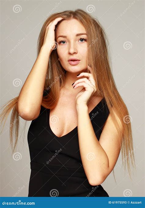 Portrait Dune Jeune Jolie Fille Avec De Longs Cheveux Dans Une Robe Noire Image Stock Image