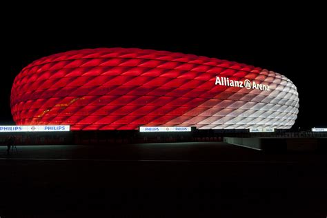 The allianz arena has a total capacity of 69,901 with standing and 66,000 seats (including executive boxes and business seats). Connected Philips LED-verlichting voor de Allianz Arena ...