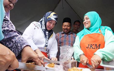 Kehebatan sistem beraja dan agong di malaysia daulat tuanku hari ini, malaysia menghadapi krisis perebutan kuasa dan. Permaisuri Agong tidak kekok beraksi di dapur demi rakyat ...