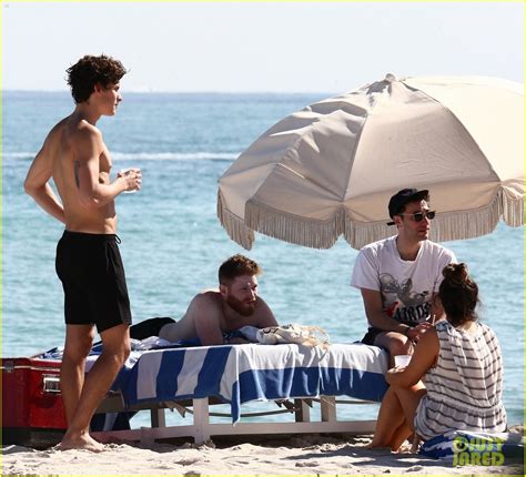 Shawn Mendes Shows Off His Shirtless Bod At The Beach In Miami Photos Photo 1334948 Photo