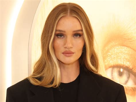 Rosie Huntington Whiteley Shows Off Toned Booty Ig Story Photos Sheknows