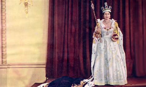 El 2 de junio de 1953, en la abadía de westminster de londres, la el vestido de la ahora reina isabel del día de su coronación, se ha convertido en pieza de museo. Reina Isabel II: así vistió en su coronación hace 67 años