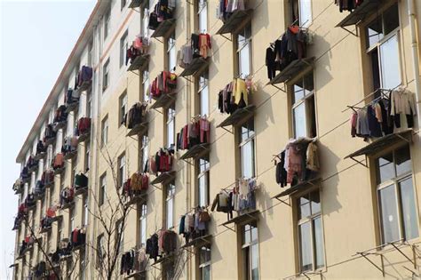 Outside window clothes drying rack. 'Quilts collection' on a sunny day2- Chinadaily.com.cn