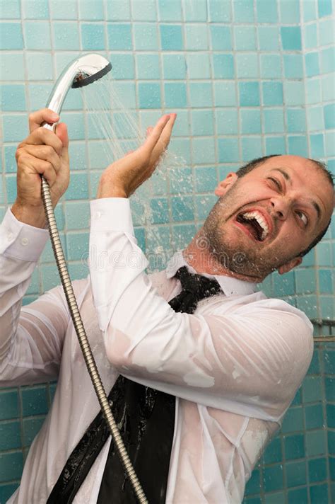 het gekke bedrijfsmens vechten met douche in badkamers stock foto afbeelding bestaande uit