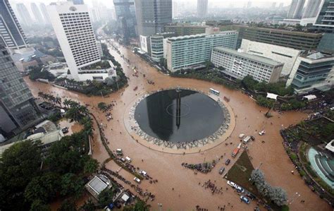 Banjir dan longsor di provinsi jakarta, banten, dan jawa barat hingga minggu (05/01) pagi menyebabkan setidaknya 60 orang meninggal dunia. Tuit banjir di Jakarta | Foto | Astro Awani