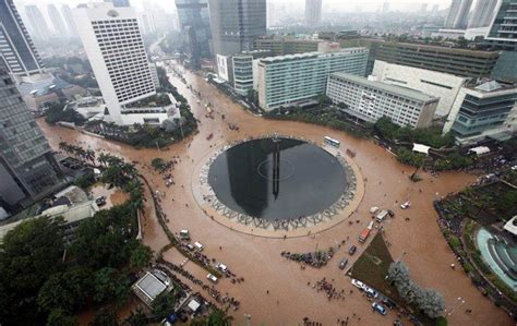 Bencana alam meteorologis merupakan bencana alam yang terjadi karena perubahan iklim yang ekstrim. Tuit banjir di Jakarta | Foto | Astro Awani